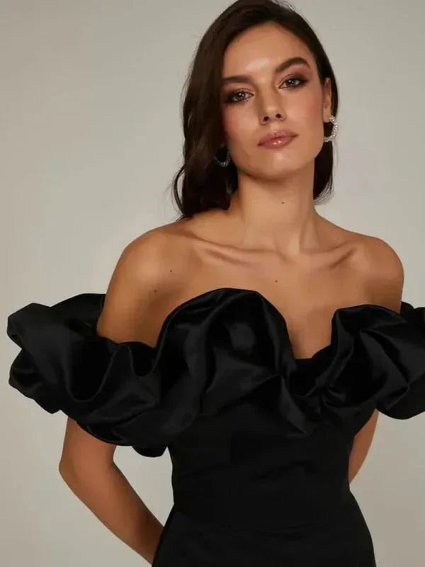 Robe courte soie off-shoulder avec volants, coupe ajustée, disponible en plusieurs couleurs pour soirées.
