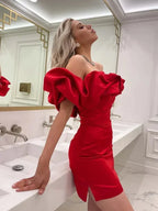 Robe courte off-shoulder en soie avec volants, disponible en plusieurs couleurs, coupe ajustée pour un look féminin.