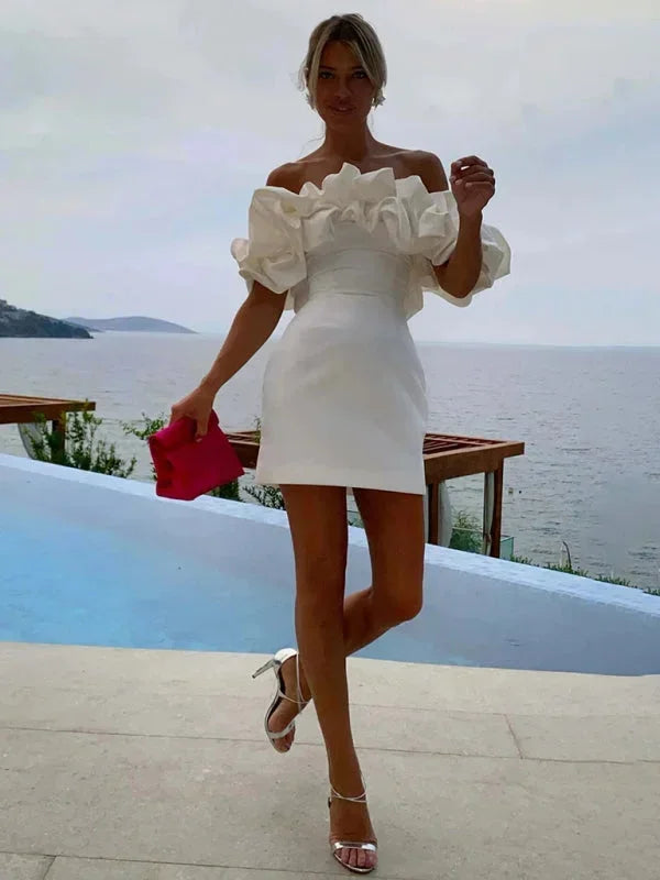 Robe courte off-shoulder en soie avec volants, multicolore, coupe ajustée, idéale pour des soirées élégantes.