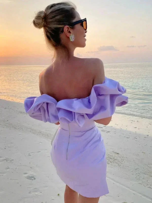Robe courte soie off-shoulder avec volants, plusieurs couleurs, coupe ajustée féminine pour soirées élégantes.