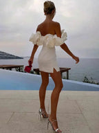 "Robe courte off-shoulder en soie avec volants, disponible en plusieurs couleurs, coupe ajustée et féminine parfaite pour…