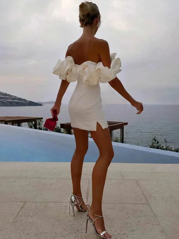 "Robe courte off-shoulder en soie avec volants, disponible en plusieurs couleurs, coupe ajustée et féminine parfaite pour…