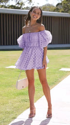 Robe courte off-shoulder en coton, volants légers, manches bouffantes, motif quadrillé, idéale pour les sorties estivales.