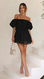 Robe courte off-shoulder avec volants et manches bouffantes, en tissu léger à motif quadrillé pour un style d'été décontracté.