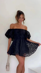 Robe courte off-shoulder à volants, manches bouffantes, en coton léger avec motif quadrillé pour un look estival décontracté.