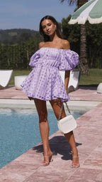 Robe courte off-shoulder à volants, manches bouffantes, en coton léger à motif quadrillé, idéale pour les journées d'été.