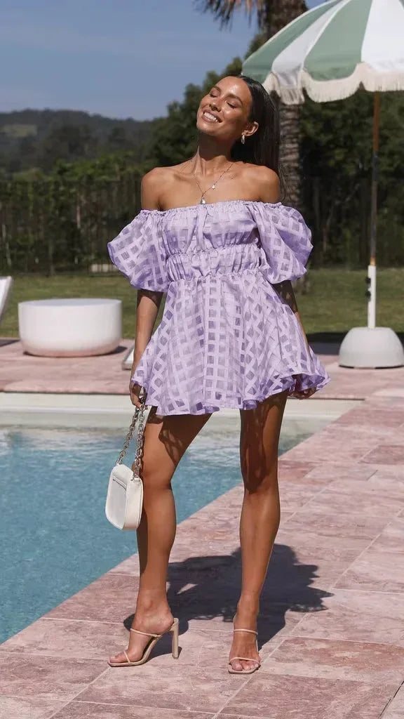 Robe courte off-shoulder en coton, à volants et manches bouffantes, motif quadrillé, idéale pour les journées d'été.