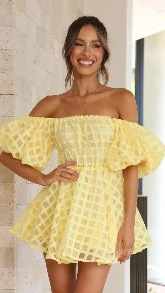 Robe courte off-shoulder à volants, manches bouffantes, en coton léger avec motif quadrillé, idéale pour l'été.