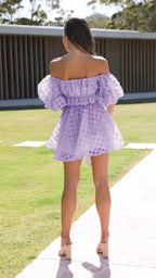 Robe courte off-shoulder en coton léger, volants, manches bouffantes, motif quadrillé pour un look estival décontracté.