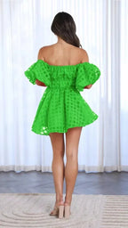 Robe courte off-shoulder en coton, avec volants et manches bouffantes, motif quadrillé, parfaite pour un look estival.