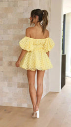 Robe courte off-shoulder à volants avec manches bouffantes et motif quadrillé, idéale pour les journées estivales…