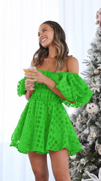 Robe courte légère à volants, manches bouffantes, motif quadrillé, idéale pour les journées d'été. Couture en coton.