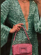 Robe courte pailletée noire, col plongeant, manches évasées, idéale pour soirées, en tissu scintillant et léger.