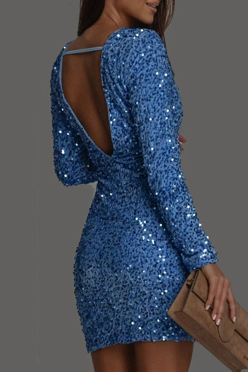 Robe courte en paillettes, dos nu, manches longues, idéale pour soirées clubbing et fêtes, en tissu léger et brillant.