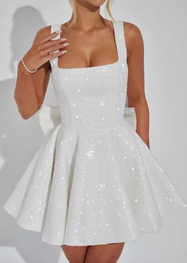Robe courte pailletée fit and flare avec nœud, tissu scintillant, décolleté en V, idéale pour soirées.