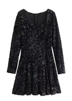 Robe noire pailletée, manches longues, col en cœur, coupe ajustée idéale pour soirées festives, tissu brillant.