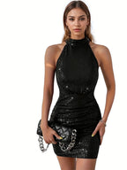 Robe courte noire sans manches, col américain, en tissu pailleté, parfaite pour des soirées élégantes et modernes.