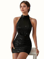 Robe courte noire sans manches en paillettes, col américain, idéale pour les soirées. Matière scintillante et design élégant.