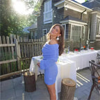 Robe courte à paillettes avec épaules dénudées et manches longues, idéale pour les événements estivaux. Matériau léger et…