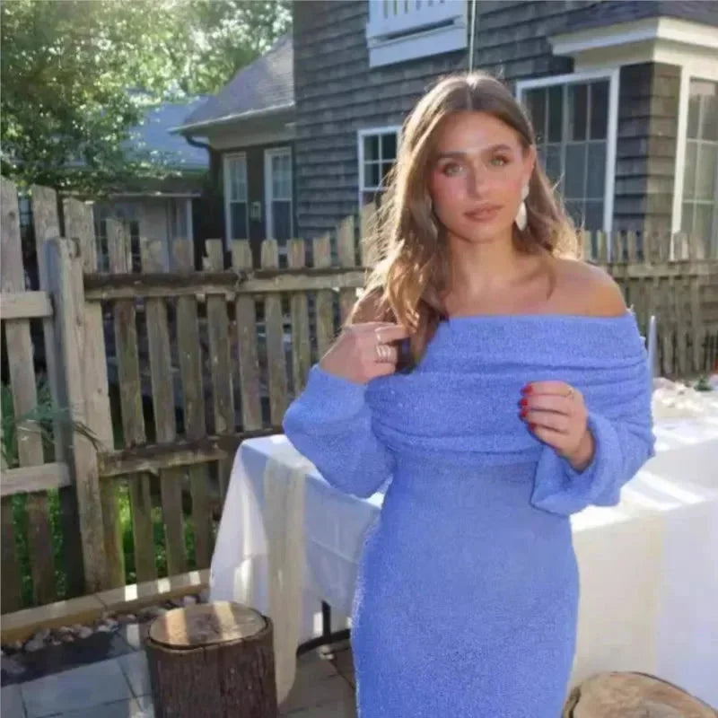 Robe courte pailletée avec épaules dénudées et manches longues, conçue en tissu léger pour les événements ensoleillés.