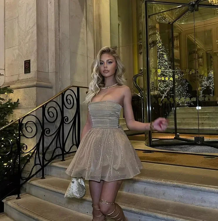 Robe courte plissée en tissu scintillant multicolore avec bustier, idéale pour les soirées. Élégante et tendance.