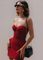 Robe courte pailletée rouge avec bustier, en tissu stretch, idéale pour des soirées clubbing avec son design scintillant et…