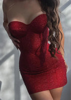Robe courte rouge pailletée avec bustier, tissu stretch épousant la silhouette, idéale pour soirées clubbing.