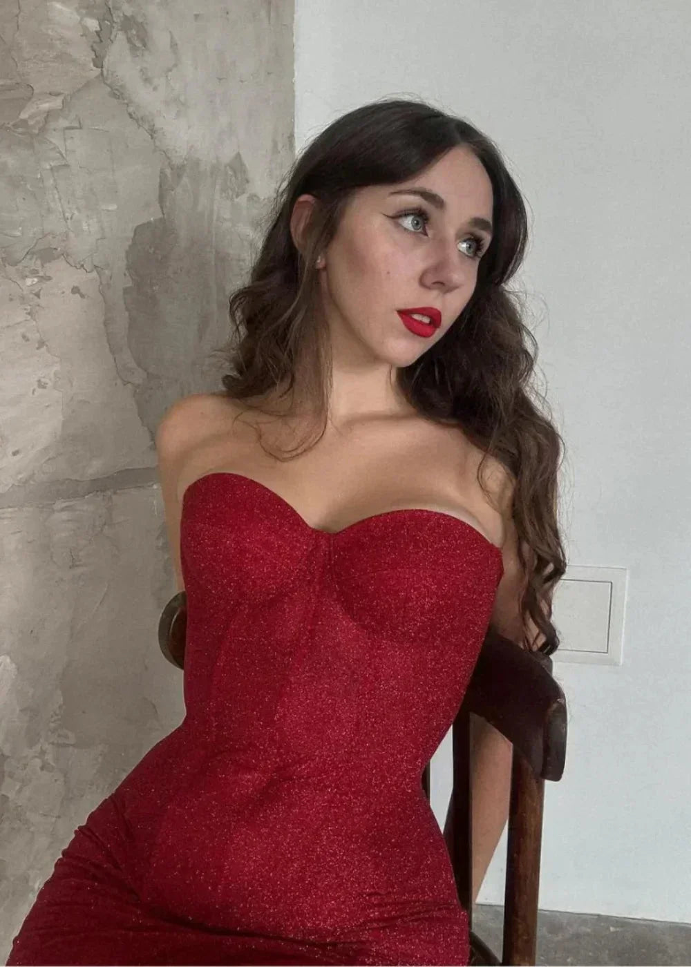 Robe courte pailletée rouge avec bustier, fabriquée en tissu stretch, idéale pour les soirées clubbing et les événements…