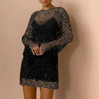 Robe courte à sequins brillants, manches longues, en tissu léger, idéale pour les soirées élégantes.