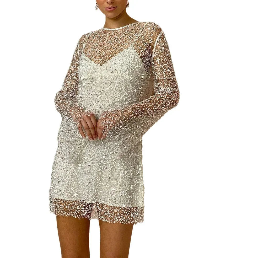 Robe courte à sequins, manches longues, en tissu pailleté, idéale pour les soirées. Éclat fascinant et style chic.