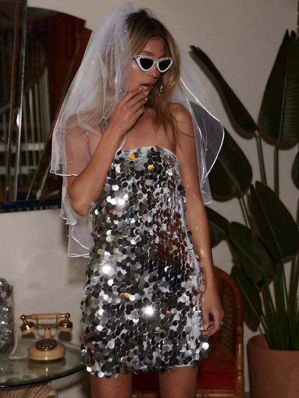 Robe courte strapless dos nu en sequins multicolores, tulle léger avec ourlet asymétrique, parfaite pour les soirées.