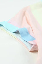 Robe courte pastel à volants, manches courtes, en tissu léger, coupe évasée pour un style décontracté d'été à la plage.