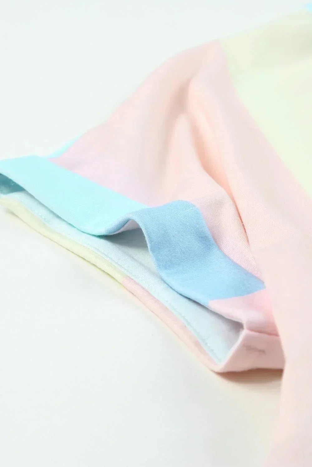 Robe courte pastel à volants, manches courtes, en tissu léger, coupe évasée pour un style décontracté d'été à la plage.