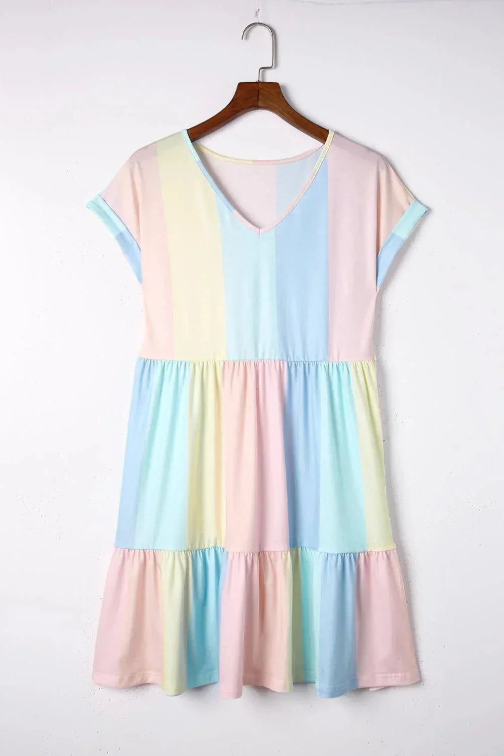 Robe courte en tissu léger pastel, volants délicats, manches courtes, coupe évasée fluide idéale pour l'été à la plage.