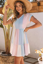 Robe courte pastel avec volants, manches courtes, coupe évasée fluide, idéale pour l'été et les journées à la plage.