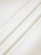 Robe courte légère, épaule dénudée, manches bouffantes, parfaite pour les soirées d'été. Tissu fluide et stylé.