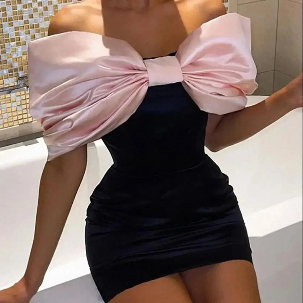 Robe en chiffon légère avec épaules dénudées et nœud à la taille, parfaite pour une soirée cocktail élégante.