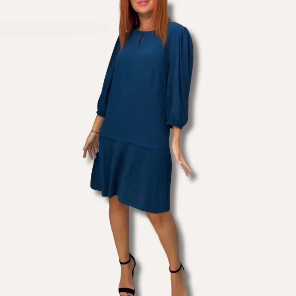 Robe courte plissée bleu canard en polyester, manches longues, coupe ample, idéale pour soirées et dîners élégants.
