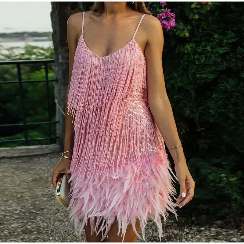 Robe courte à plumes multicolores avec franges fines et bretelles ajustables, parfaite pour des soirées festives.