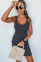 Robe courte rayée bleu marine et blanc, sans manches, en coton léger, idéale pour des journées ensoleillées à la plage.