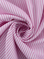 Robe courte rayée rose à manches longues, en coton léger, avec fente sur le côté, parfaite pour les journées de printemps.