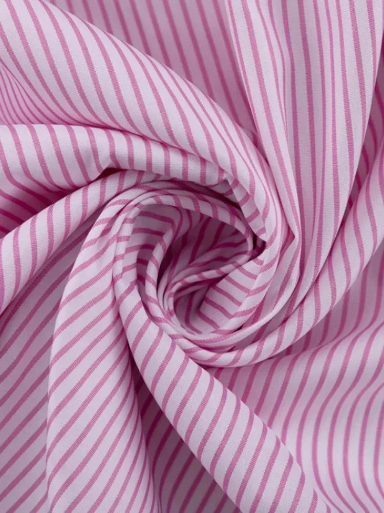 Robe courte rayée rose à manches longues, en coton léger, avec fente sur le côté, parfaite pour les journées de printemps.