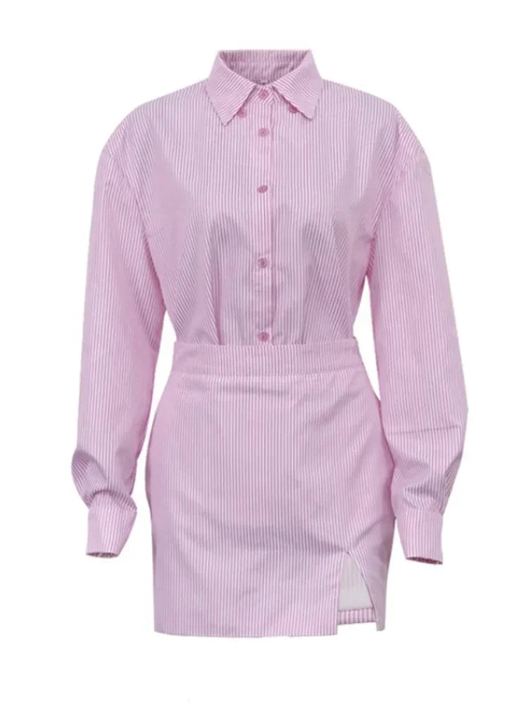 Robe courte rayée rose à manches longues, en coton léger, avec fente sur le côté, idéale pour les journées printanières.