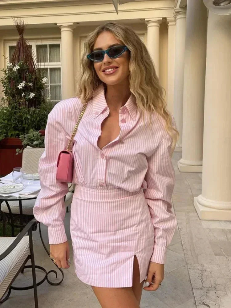 Robe courte rayée rose, manches longues, fente latérale, idéale pour le printemps, en tissu léger et respirant.
