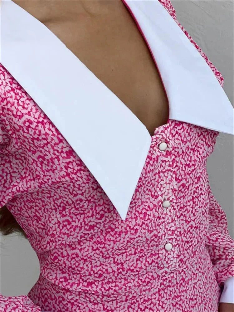 Robe courte rose à manches bouffantes, col blanc, en tissu léger avec imprimé, parfaite pour le quotidien ou les soirées.