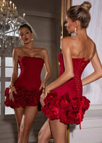 Robe courte rouge bustier avec détails de rosette, en tissu léger, idéale pour des soirées élégantes.