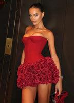 Robe courte rouge bustier en tissu léger avec détail rosette, idéale pour des soirées élégantes. Design chic et féminin.