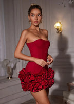 Robe courte rouge bustier avec rosette, en tissu léger, parfaite pour une soirée élégante avec une coupe flatteuse.