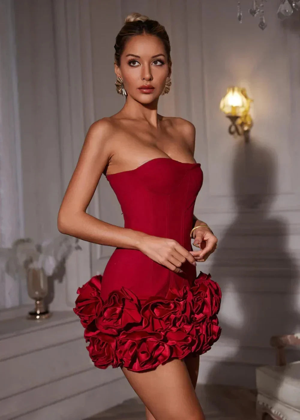 Robe courte rouge bustier avec rosette, en tissu léger, parfaite pour une soirée élégante avec une coupe flatteuse.