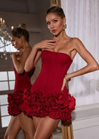 Robe courte rouge en satin, bustier avec rosette, parfaite pour des soirées élégantes, style ajusté et design raffiné.